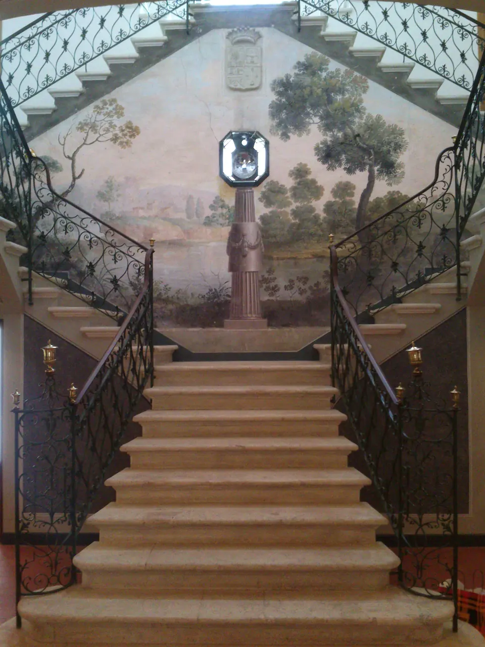 Escala interior amb una pintura mural al fons