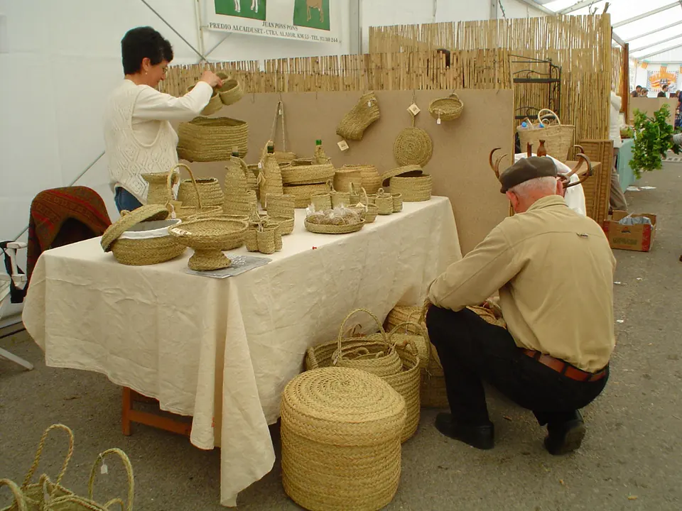 Parada d’artesania d’espart i cistelleria amb dues persones