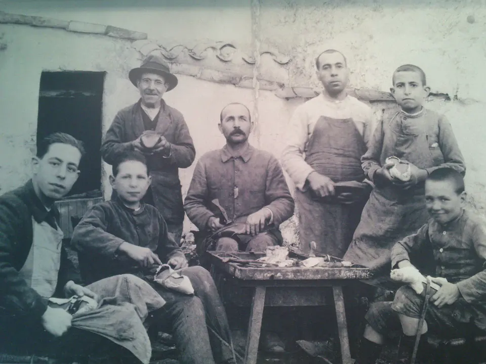 Fotografia antiga en blanc i negre d’un grup d’artesans