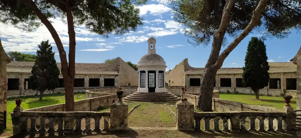 Edifici neoclàssic amb jardí i pins