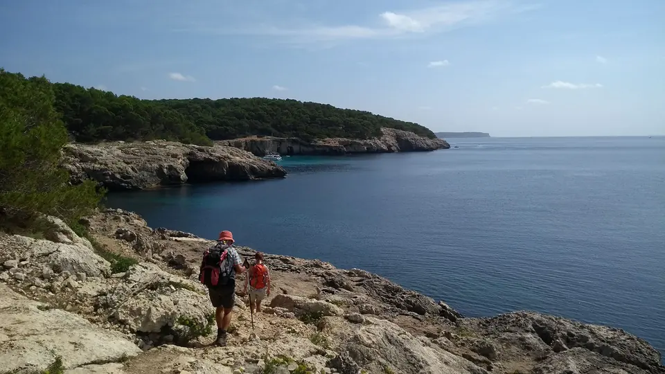 Excursionista sobre roques vora el mar
