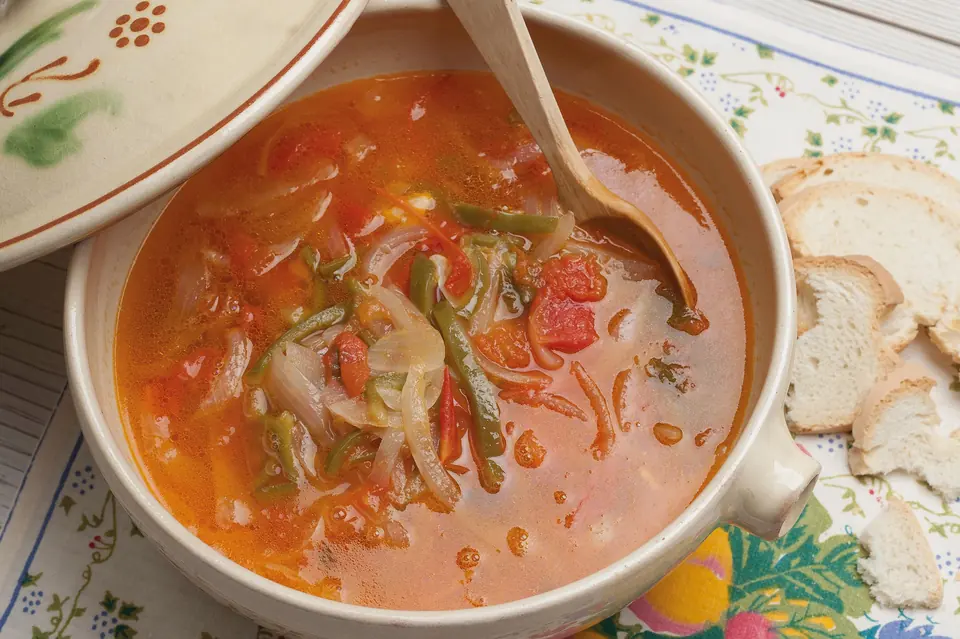 Plat de sopa de verdures amb pa