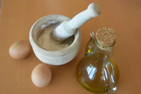 Morter amb allioli, ous i oli d’oliva