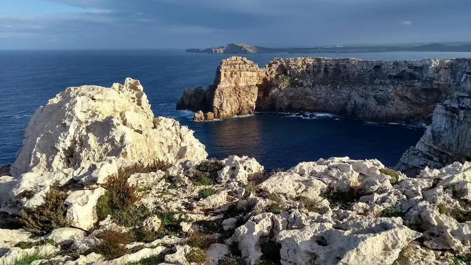 Scogliere bianche di calcare sul mare