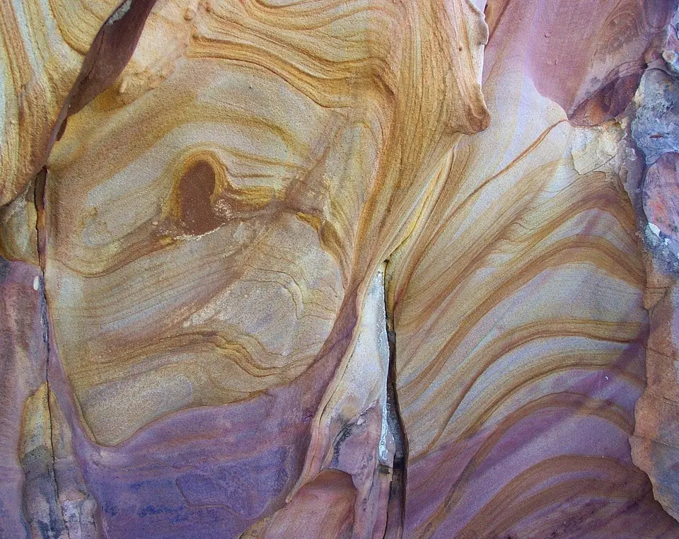 Strati ondulati di roccia viola e ocra