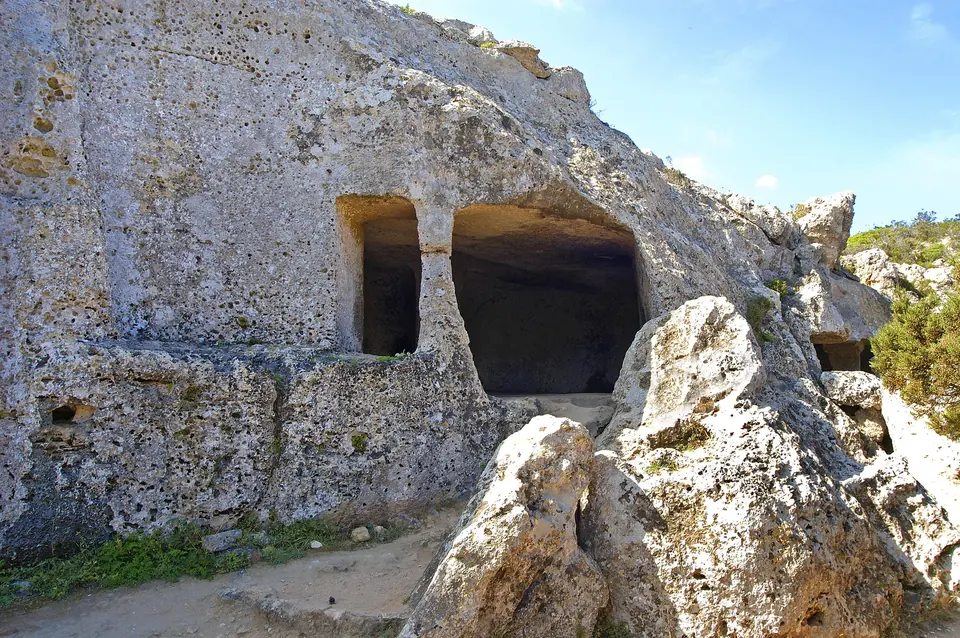 Coves funeràries excavades a la roca de la necròpolis de Cala Morell