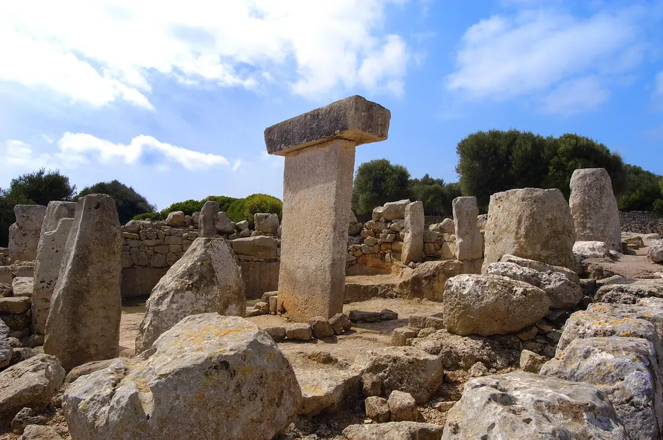 Taula de Torralba d’en Salort envoltada de pedres del poblat