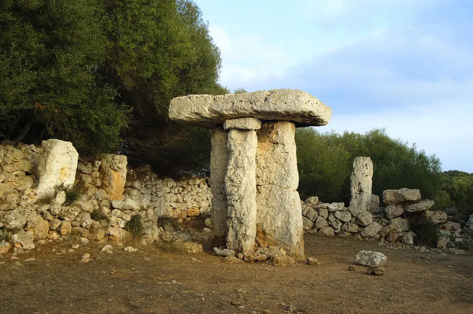 Taula de Torretrencada: pilar de pedra amb una gran llosa horitzontal