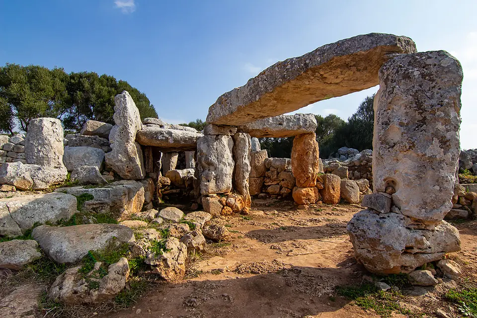 Monument de Torre d’en Galmés amb grans pedres, un pilar i una llosa horitzontal