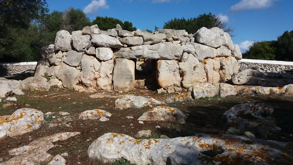 Naveta Occidental de Biniac-L’Argentina, amb murs de grans blocs