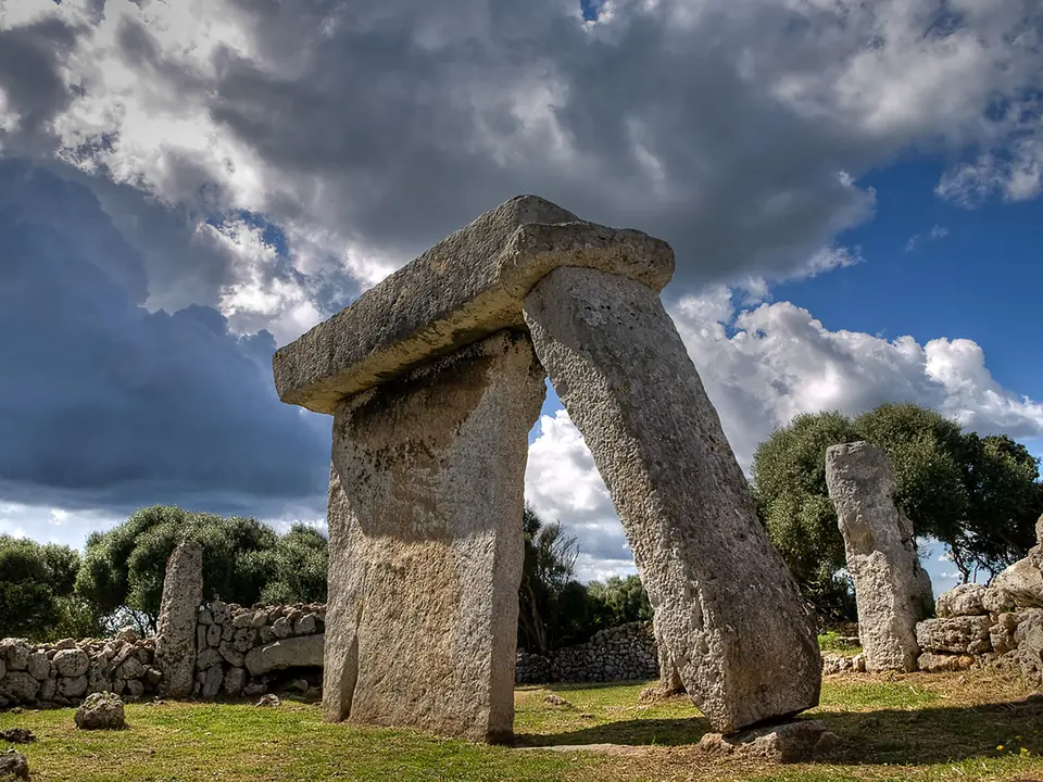 Taula de Talatí de Dalt, amb grans pedres en forma d’arc sota un cel ennuvolat