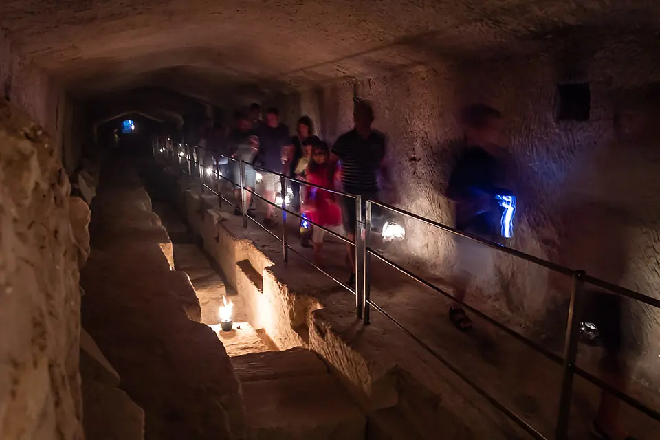 Grup recorrent amb llums un túnel subterrani