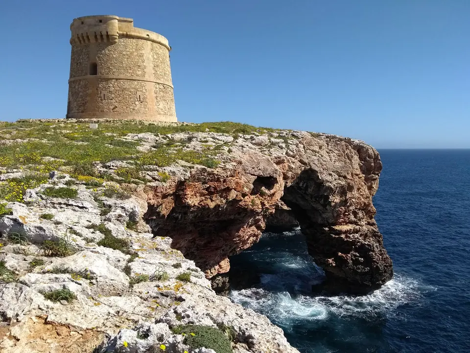 Torre de guaita sobre un penya-segat amb un arc natural