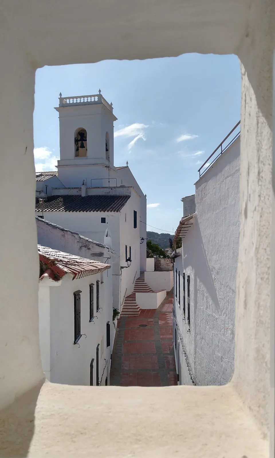 Carreró blanc que du a una església