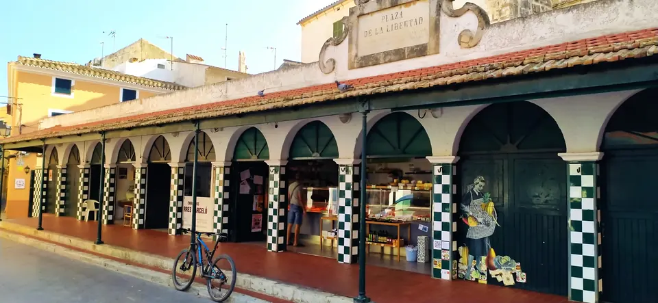 Mercat cobert amb arcs i rajoles de quadres