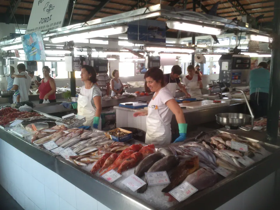Peixateria d’un mercat amb peix i marisc