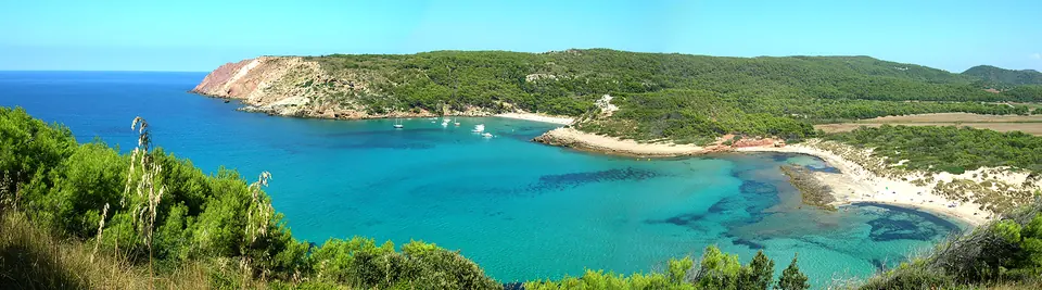 Algaiarens: badia d’aigües turquesa amb una platja de sorra clara