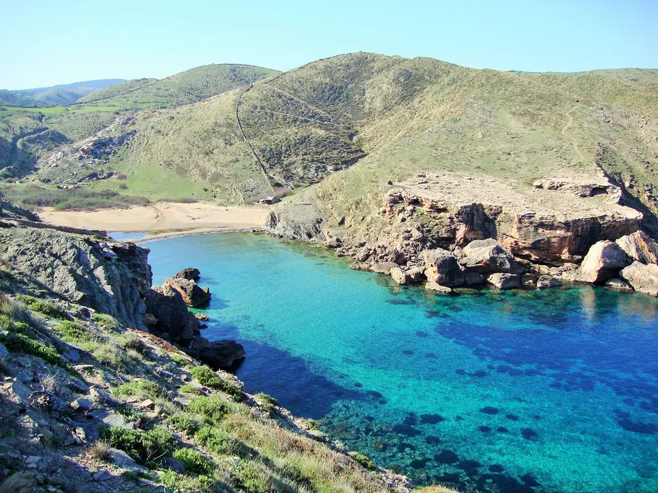 Cala en Caderer: cala d’aigües blaves entre turons i roques