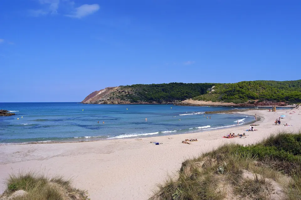 Ets Tancats: platja de sorra amb dunes i mar blau