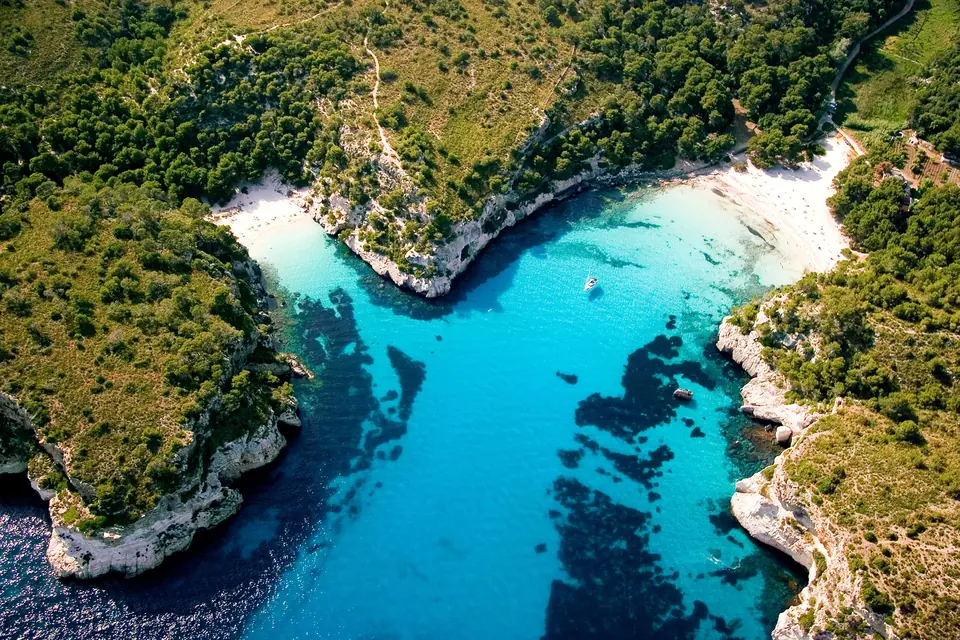 Macarella i Macarelleta: cales d’aigües turquesa entre penya-segats vistes des de l’aire