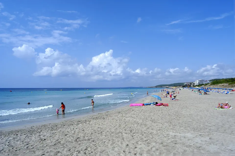 Sant Tomàs: platja de sorra llarga amb banyistes