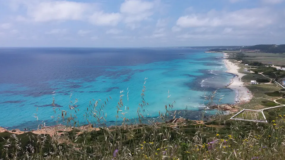 Son Bou: llarga platja de sorra i mar turquesa vista des de dalt