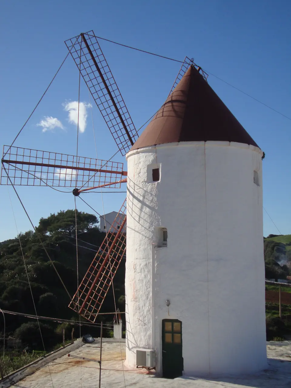 Molí de vent blanc amb teulada cònica