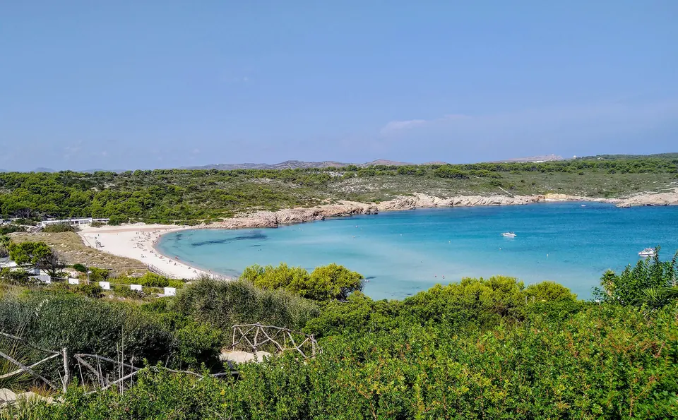 Son Parc: badia de sorra i aigües blaves vista des de dalt