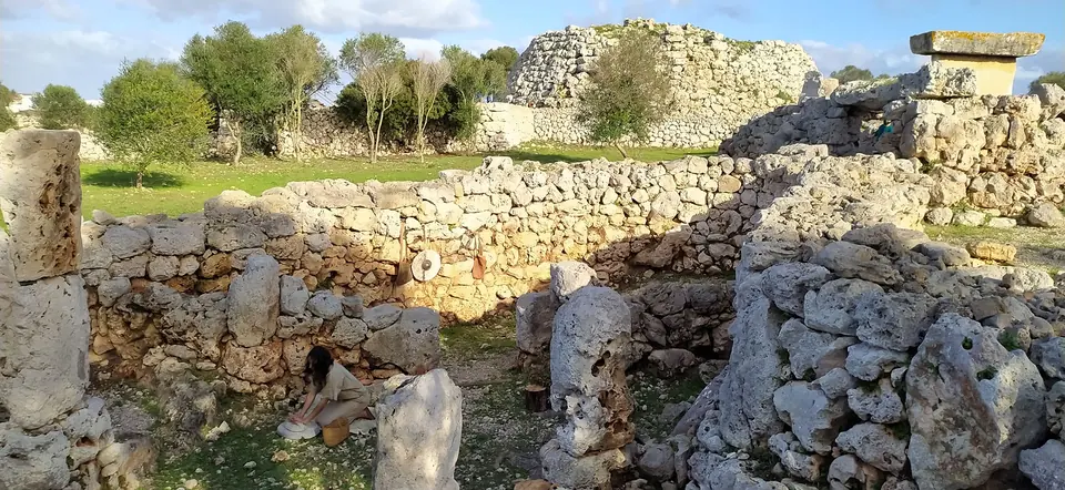 Murs de pedra d’un jaciment prehistòric entre vegetació