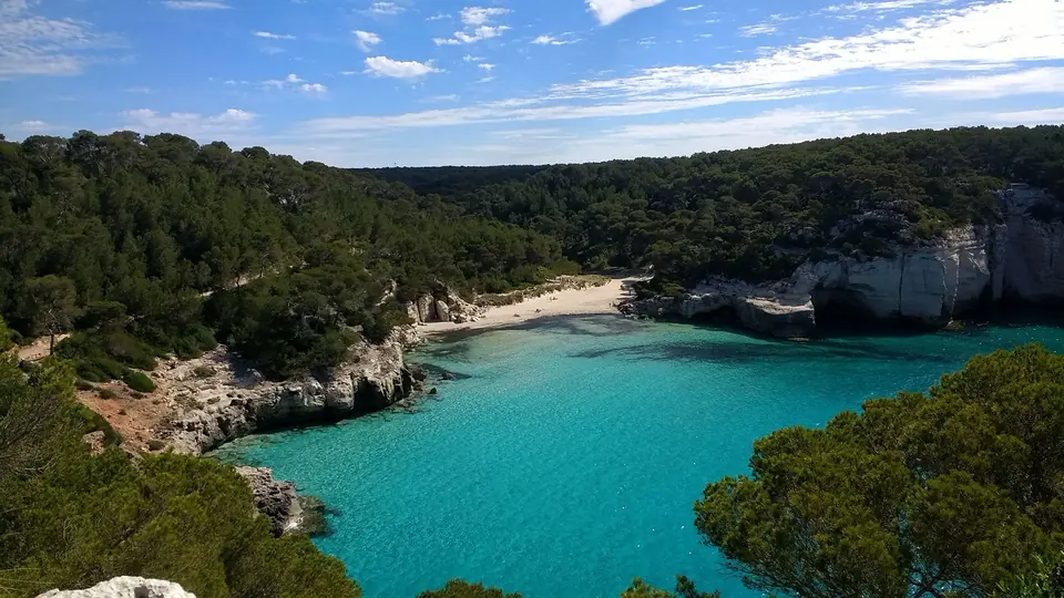 Cala Mitjana: cala d’aigües turquesa entre pins