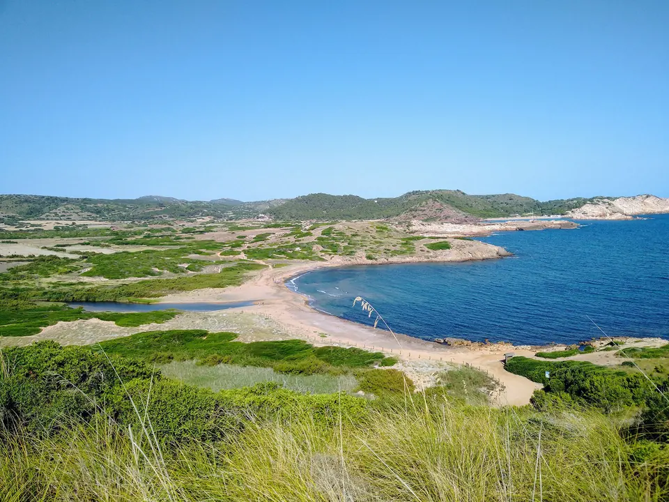 Binimel·là: platja de sorra en una badia oberta amb dunes